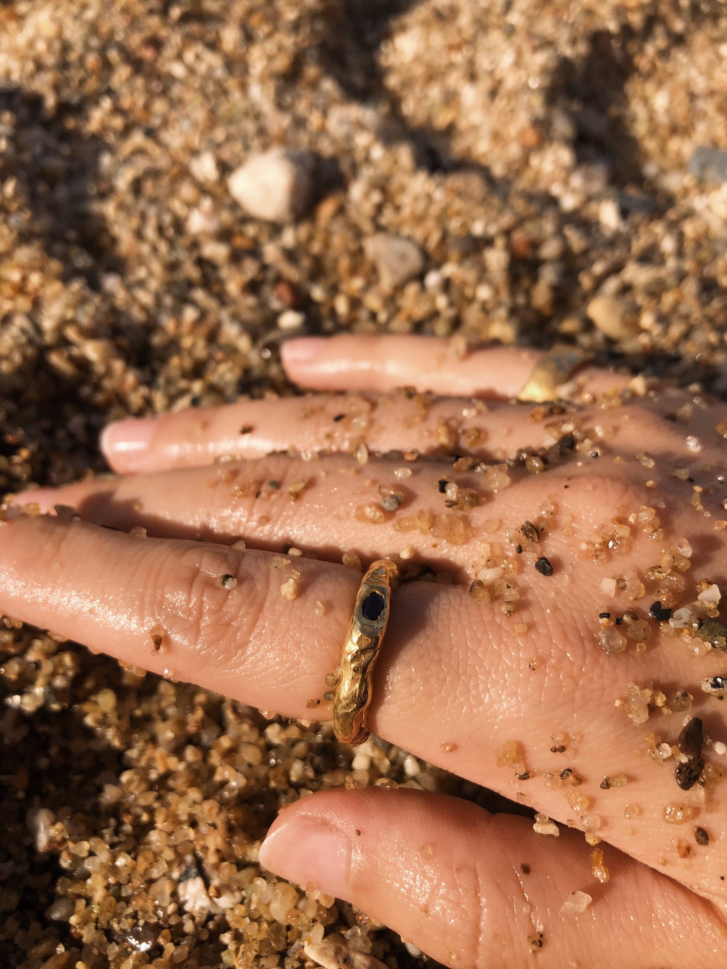 MÃO COM ANEL "MÃO LIVRE" COM PEDRA ZIRCÓNIA NEGRA EM DOURADO