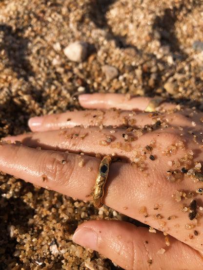 MÃO COM ANEL "MÃO LIVRE" COM PEDRA ZIRCÓNIA NEGRA EM DOURADO