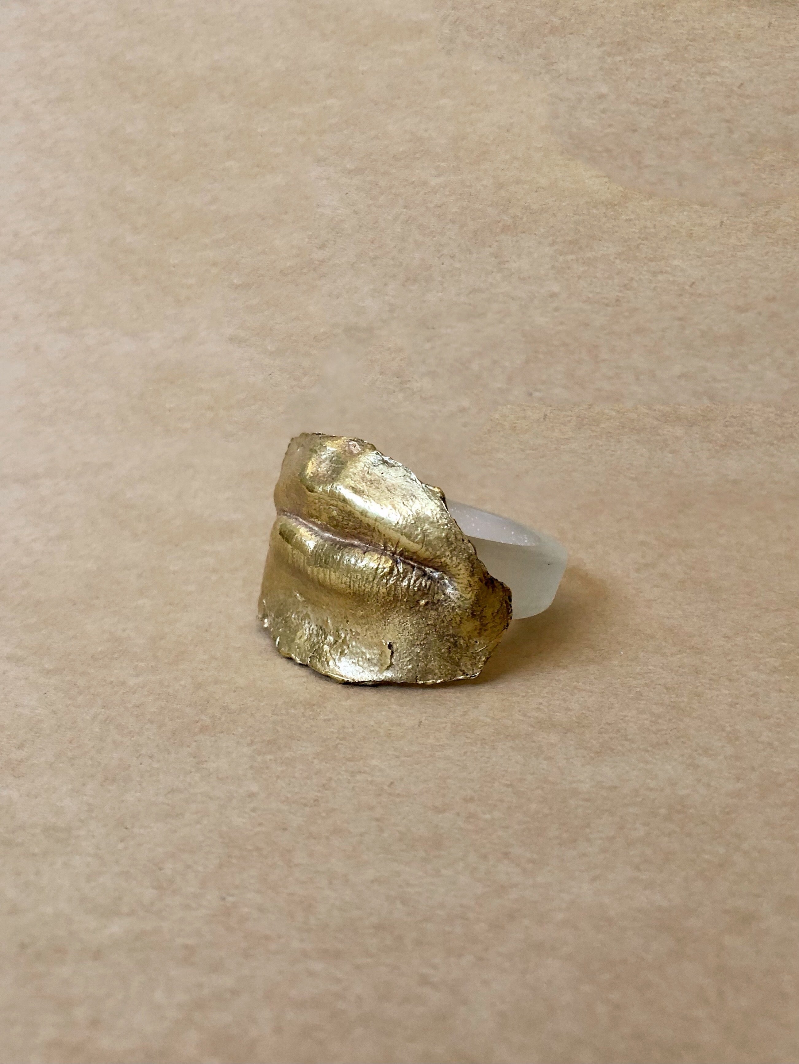 NAPKIN RING WITH SCULPTED MOUTH IN GOLD